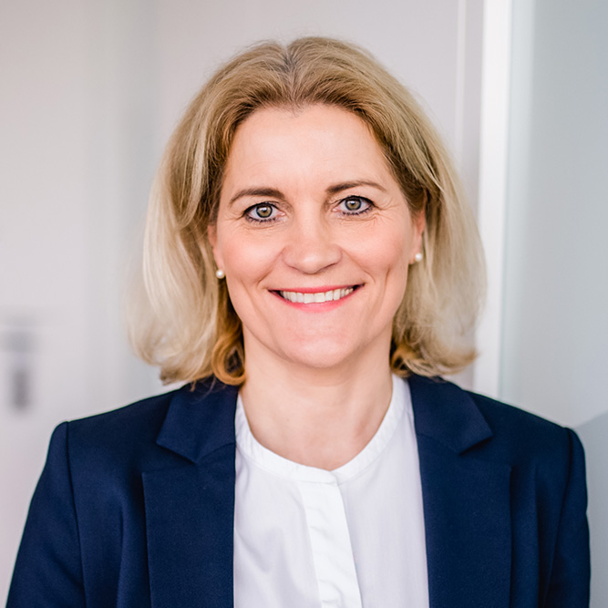 Porträt von Heike Schürkötter. Ein Rundausschnitt von ihrem Kopf und Oberkörper.