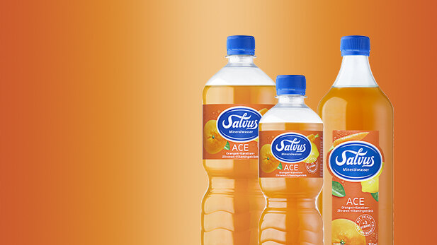Darstellung der Salvus ACE Produkte bestehend aus 1,0 Liter und 0,5 Liter PET und 0,75 Liter Glas.
