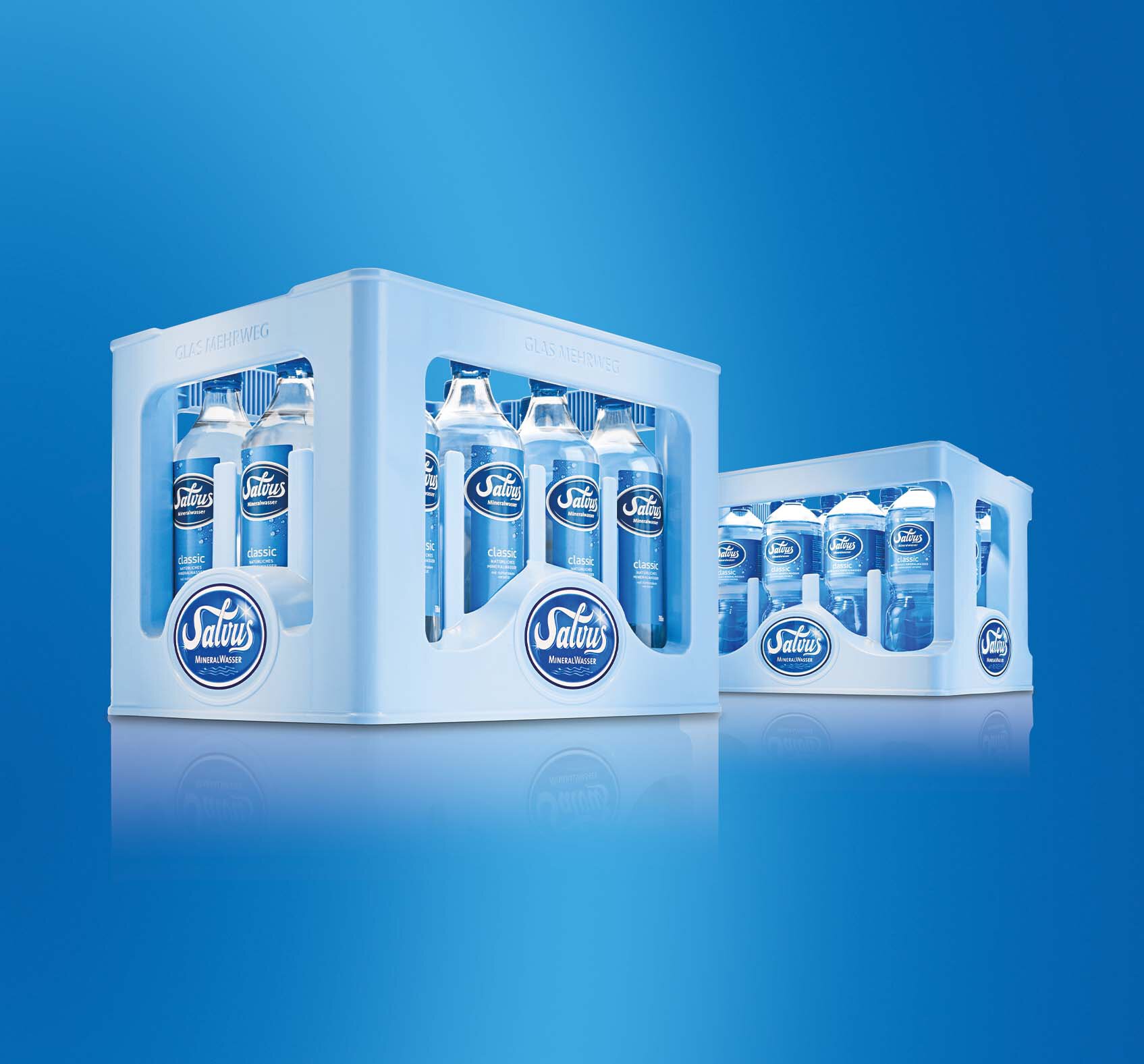 Darstellung des Produktes Salvus Classic Mineralwasser im Individual-Glas- und Individual-PET-Gebinde.