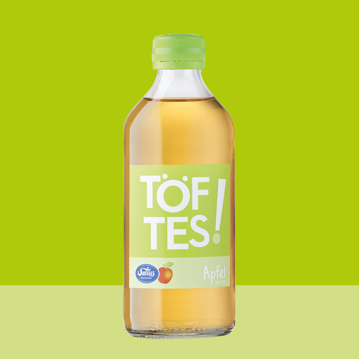 Töftes! Apfel Flasche auf grünem Hintergrund passend zum Etikett.