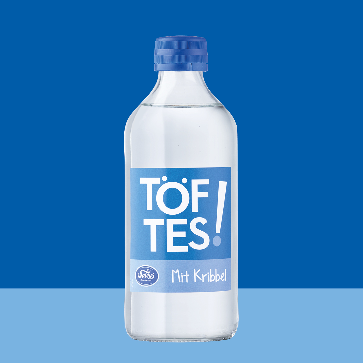 Töftes! Mit Kribbel Flasche auf dunkelblauem Hintergrund passend zum Etikett.