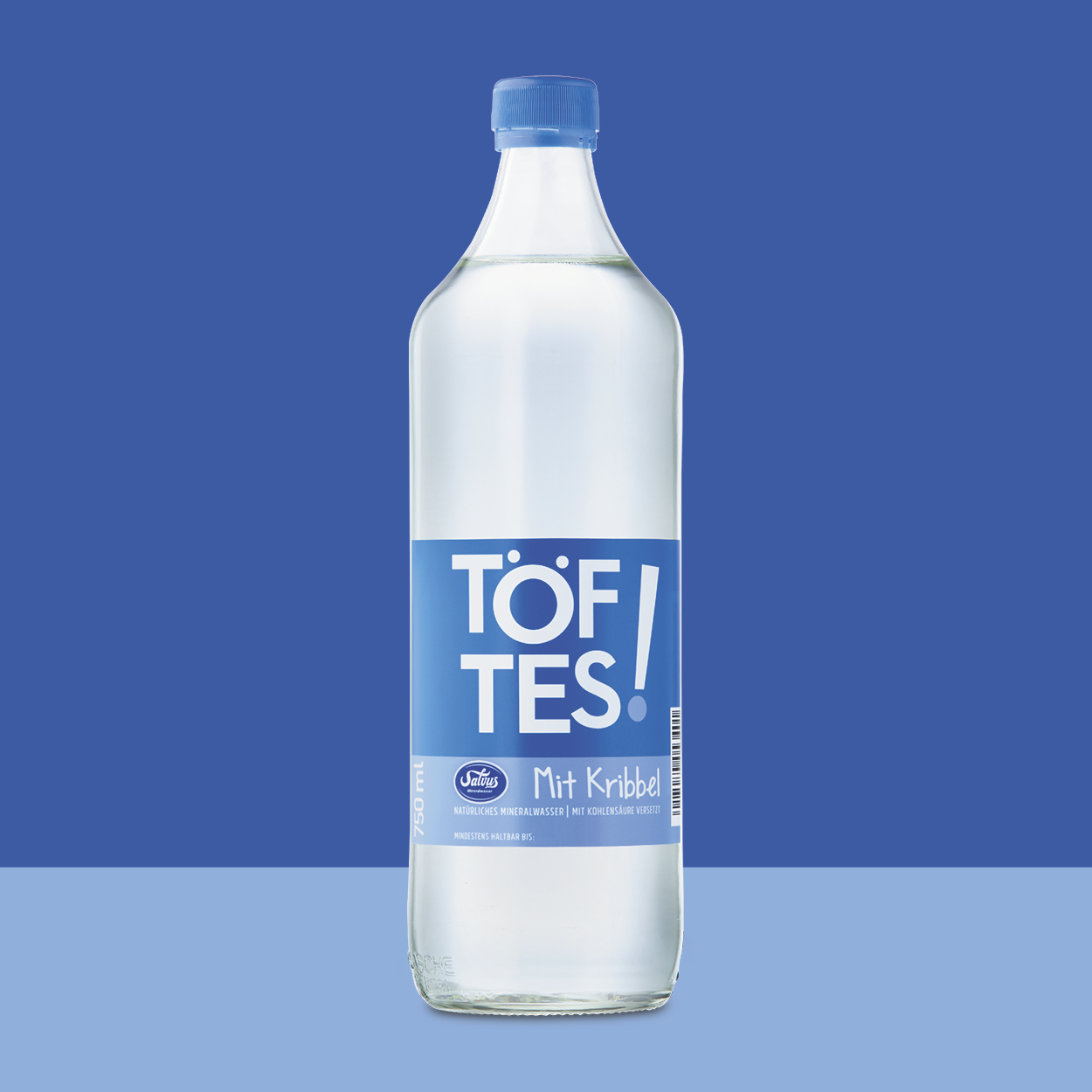 Große Töftes! Mit Kribbel Flasche auf ddunkelblauem Hintergrund passend zum Etikett.