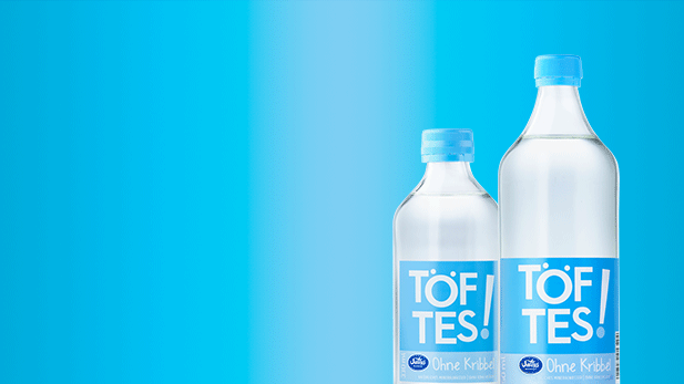 Produktdarstellung der Töftes Ohne Kribbel Produkte bestehend aus der 0,33 Liter und der 0,75 Liter Glasflasche.