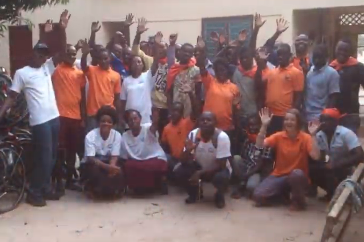 Darstellung der Menschen in Togo, die durch die Fahrradwerkstatt Fahrräder haben und sich freuen.