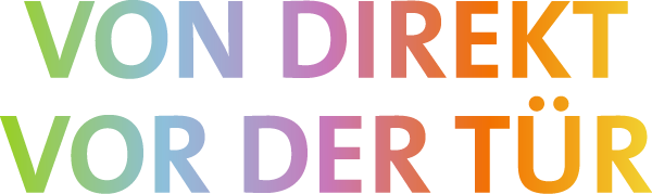 von-direkt-vor-der-tuer-claim-2 Text in bunten Buchstaben und großgeschrieben : VON DIREKT VOR DER TÜR