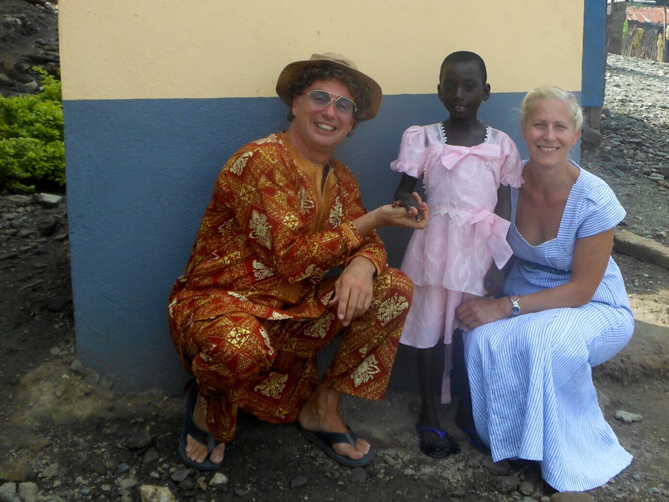 Atze Schröder und Bettina Landgrafe, die sich in Ghana über die Brunnenbau-Initiative von Salvus und Madamfo Ghana e.V. freuen.