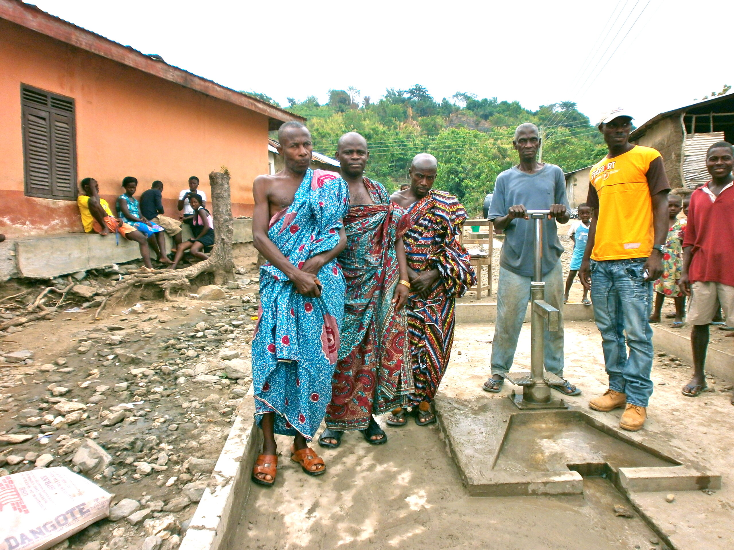 Darstellung der Bauarbeiten des Brunnenbauprojektes von Salvus und Madamfo Ghana.