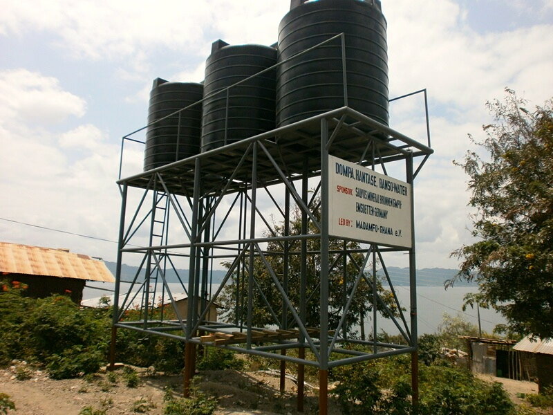 Darstellung der Bauarbeiten des Brunnenbauprojektes und Wassertanks von Salvus und Madamfo Ghana.