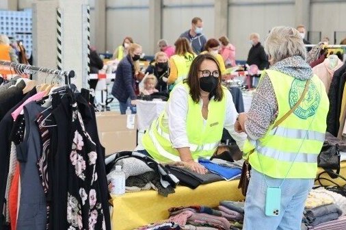 Der Salvus Mineralbrunnen stellt seine große Lagerfläche für einen Flohmarkt des Lions Clubs für das Ahrtal zur Verfügung.