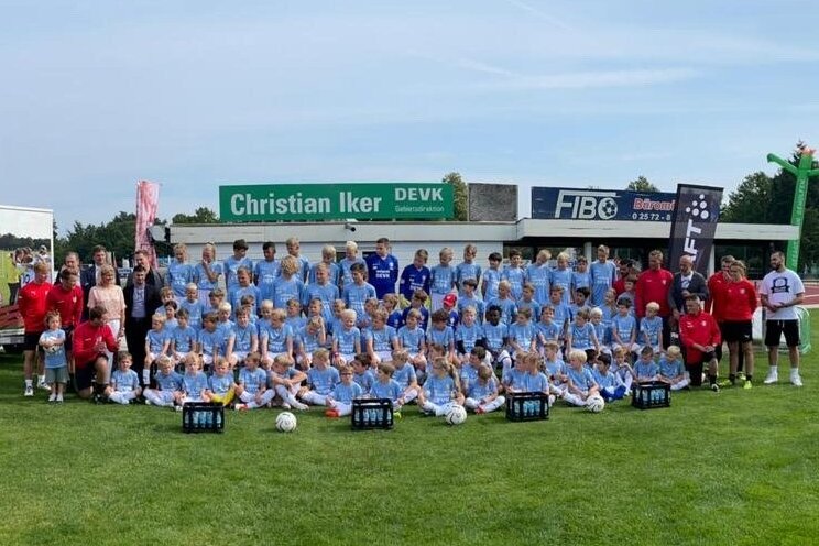 Bild von allen Mitgliedern des DEVK-Fußballcamp mit Christian Iker.