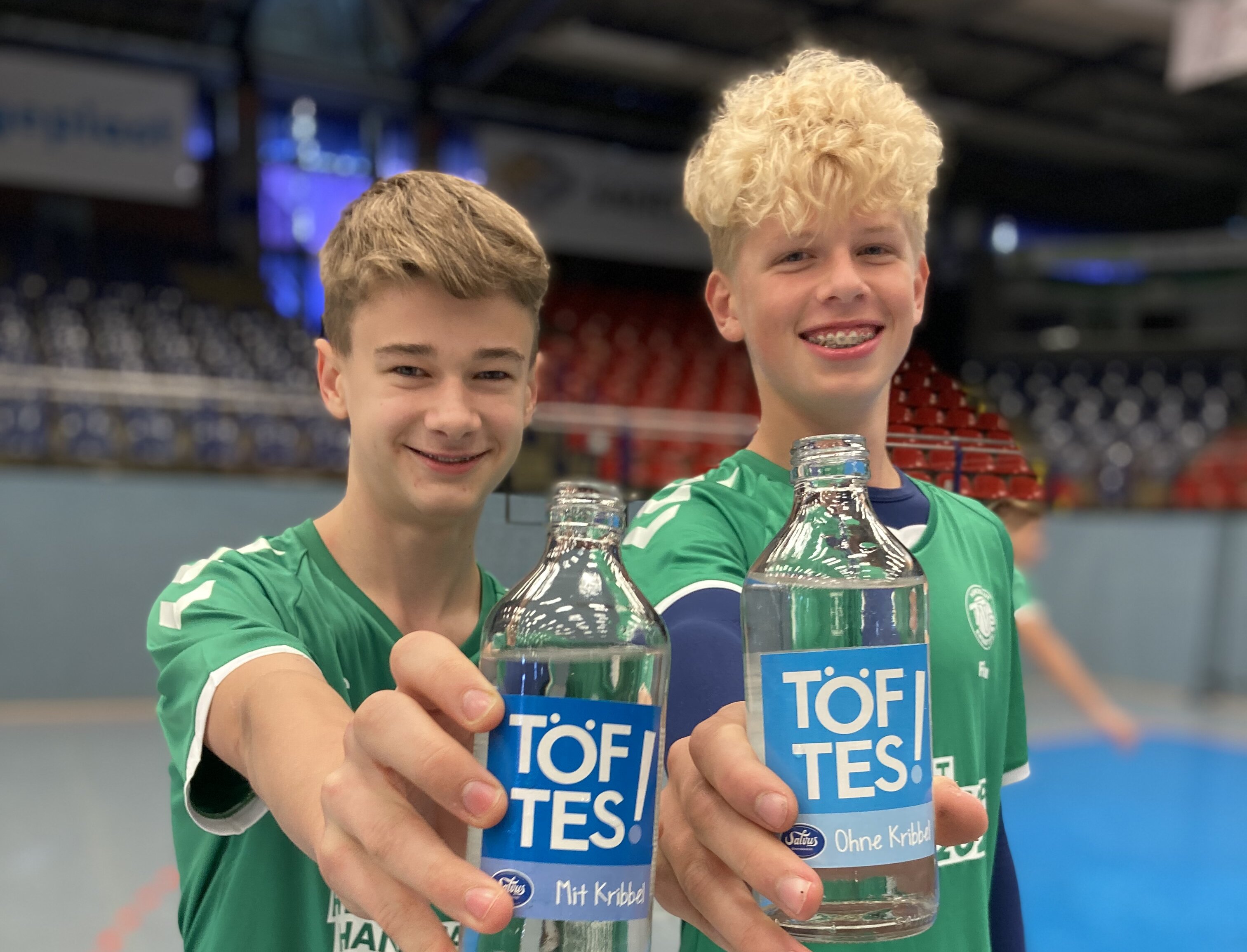 Zwei Jungs, die am TVE-Handballcamp teilgenommen haben und TÖFTES! in die Kamera halten.
